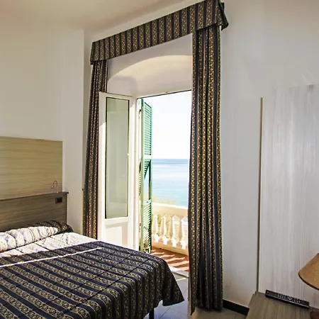 Baia Hotel 3*